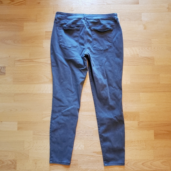 Maurices Gray Jeans - Picture 4 of 7